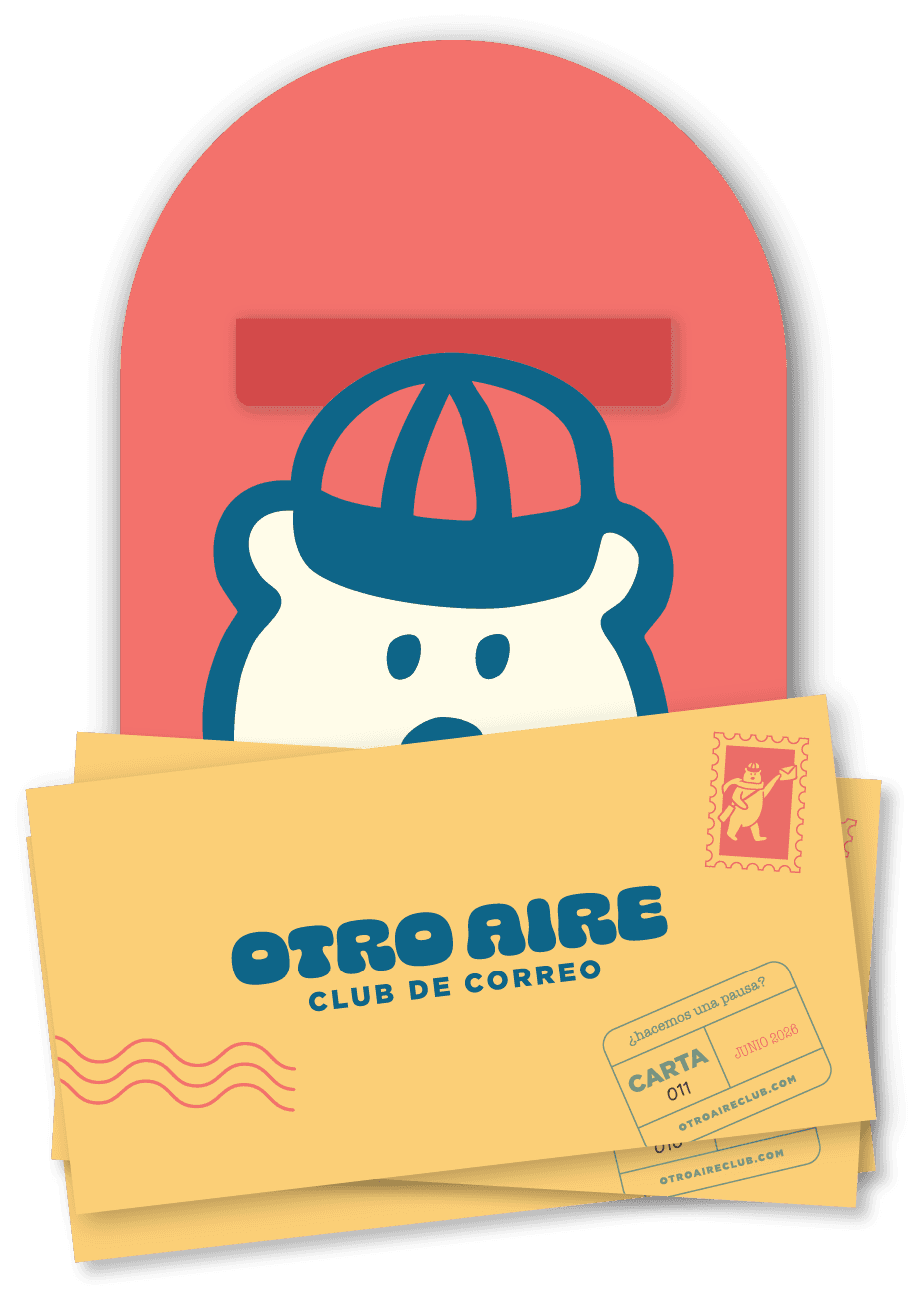 Ilustración del oso de Otro Aire asomado en un buzón coral, con dos sobres amarillos del club adelante